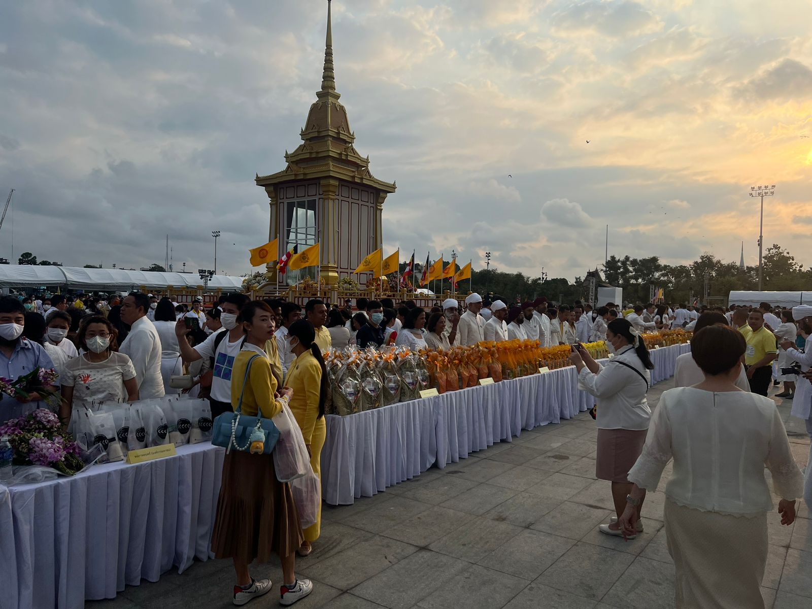 थाईलैंड में माखाबुचा समारोह :भगवान बुद्ध के पवित्र अवशेष के दर्शनों के लिए आए बड़ी संख्या में लोग